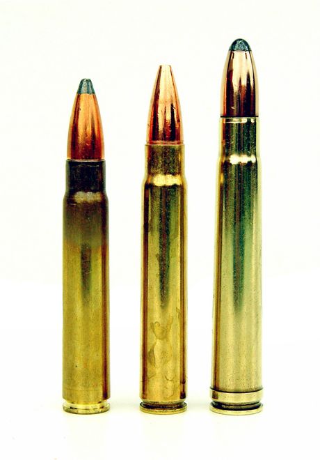 D’un point de vue dimensionnel, le 9,3x66 mm Sako se situe entre le 9,3x62 mm (à gauche) et le 375 H&H Magnum (à droite). Pourtant ses performances de balistique extérieure le place en redoutable concurrent du Magnum ceinturé.