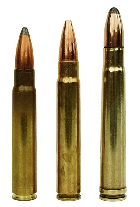 La cartouche de calibre 375 H&H Magnum (à droite) comparée au calibre 9,3x66 mm (au centre) et au calibre 9,3x62 mm à gauche. 