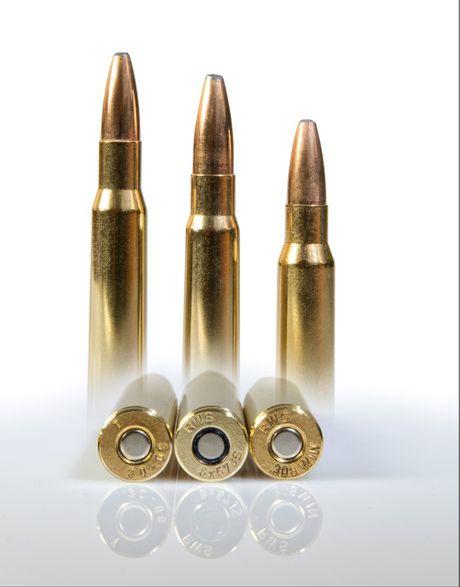 Comparé à d'autres calibres développés et utilisés comme munitions à usage militaire , le 30-06 Springfield est celui qui possède une longueur totale la plus importante. A gauche 30-06; au centre 8x57 JS; à droite 308 Winchester.