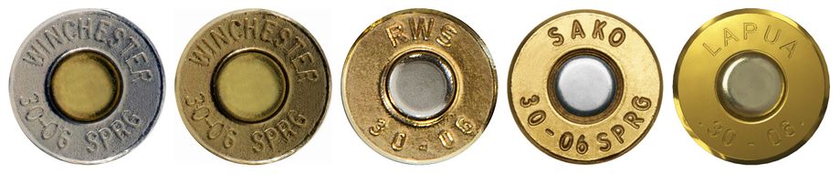 Tous les fabricants de munitions possèdent au moins un chargement en calibre 30-06 Springfield. Sur cette photos, un petit échantillon des marquages identitaires de culot.